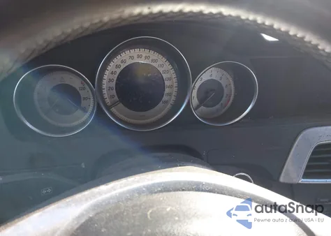 2013 Mercedes-Benz C 300 z USA, uszkodzony, nr VIN WDDGF8ABXDG124369